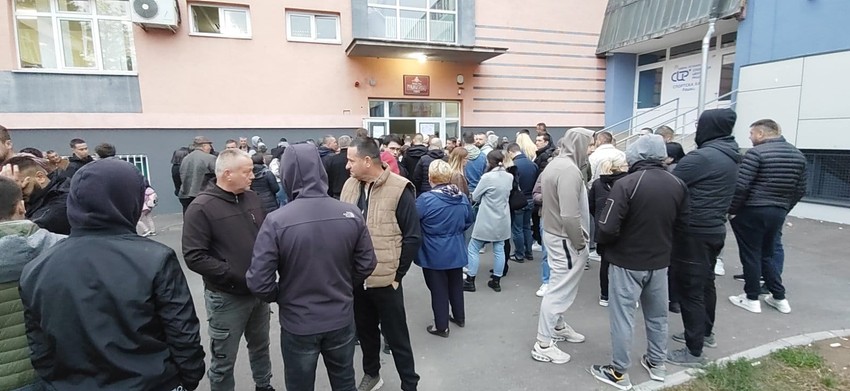 Ispred ispred biračkog mesta u Raski gde glasaju Srbi s KiM