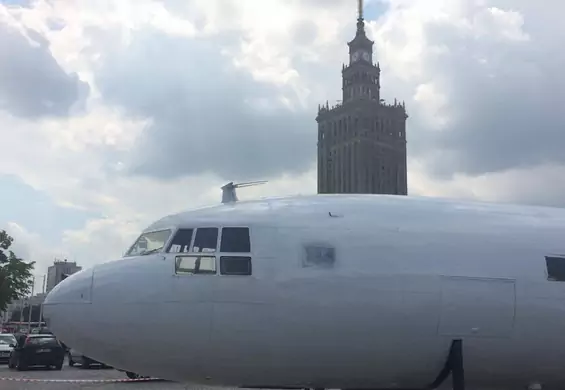 W centrum Warszawy obok budy z kebabem stanął nielegalny samolot. "To rewanż"