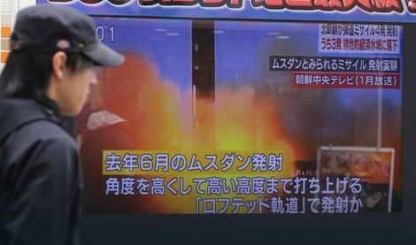 Ljudi prolaze pored televizora na kom se vidi vest o novom lansiranju rakete iz Severne Koreje
