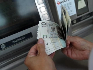 Niektóre banki nie będą pobierały od swoich klientów prowizji za wypłatę z bankomatu