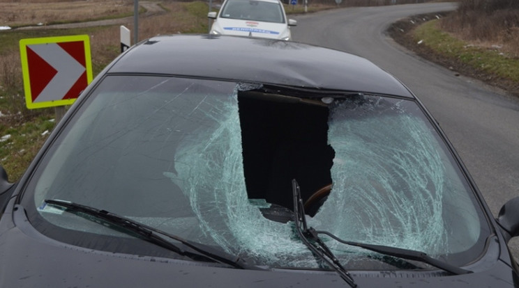 A kamion tetejéről lezúduló jégtömb hatalmas lyukat ütött a szélvédőn /Fotó: Police.hu