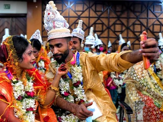 Masowe wesele w Kalkucie. Nie mogło zabraknąć ślubnego selfie