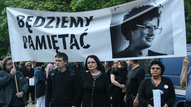 Protest przeciwko ekshumacjom Arkadiusza Rybickiego i Leszka Solskiego. Borusewicz nie wpuszczony na grób żony