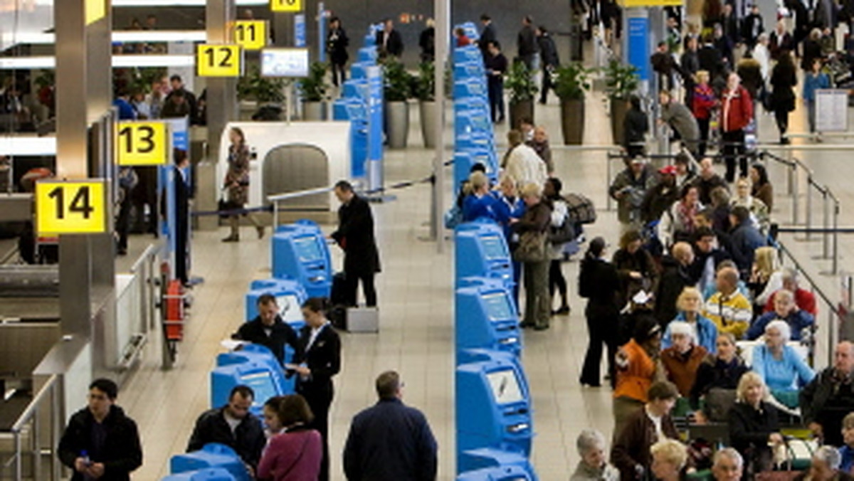 Holenderska prokuratura poinformowała, że zwolniono bez stawiania zarzutów Brytyjczyka somalijskiego pochodzenia, którego w niedzielę zatrzymano na lotnisku Schiphol w Amsterdamie w związku z podejrzeniem o terroryzm.