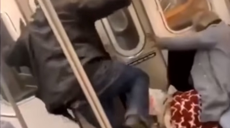 A férfi kegyetlenül megtaposta utastársát /Fotó: YouTube