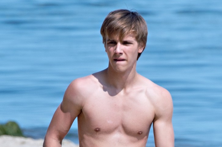 Aktor serialu Rodzinka Maciej Musiał prawie nago na plaży