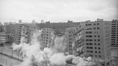 Najsłynniejsze burzenie na świecie, mity o złych osiedlach i "klątwa" architekta