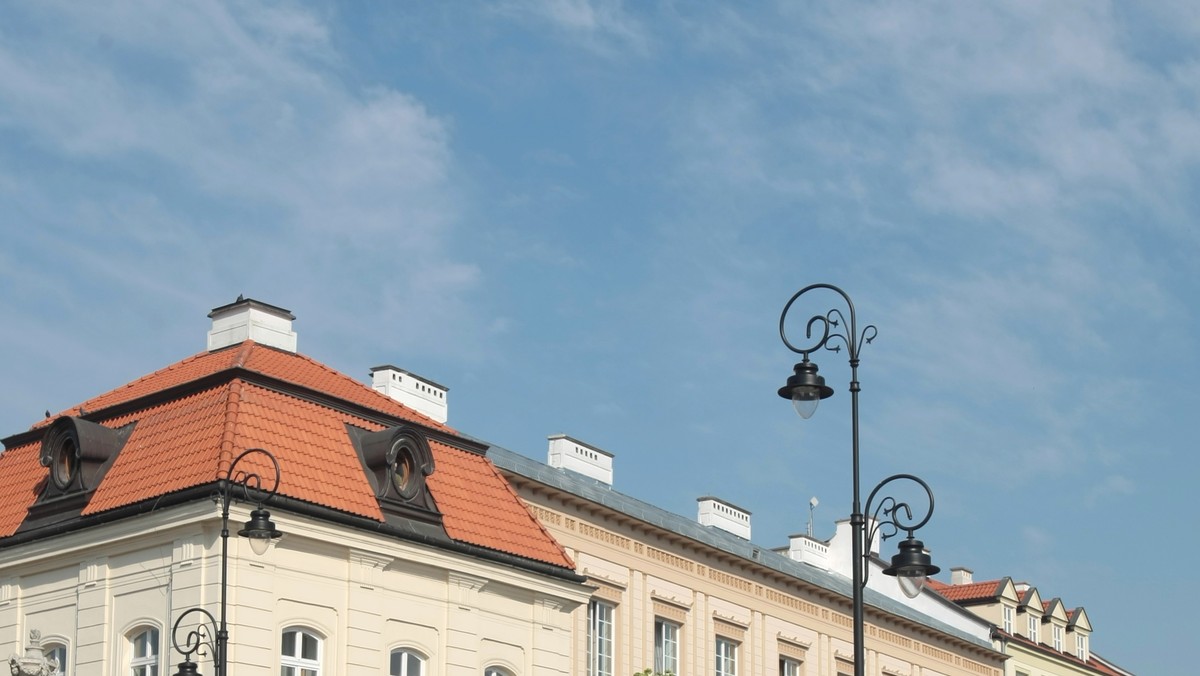 Przedstawiciele klubów i kół parlamentarnych złożyli w poniedziałek rano - równo miesiąc po katastrofie pod Smoleńskiem - wieńce przed Pałacem Prezydenckim. Zapalili znicze i odmówili krótką modlitwę za ofiary tragedii smoleńskiej.