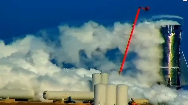 A robbanástól lerepült a rakéta teteje és füst ömlött belőle
