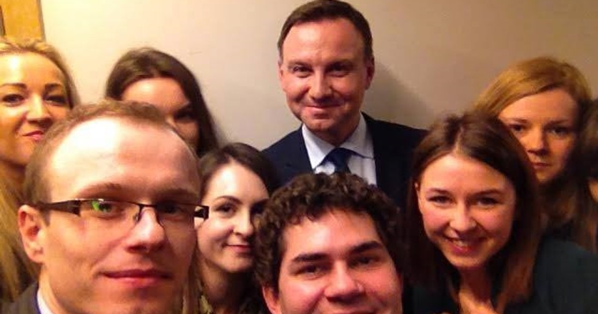 Andrzej Duda chwali się selfie Duda na zdjęciach z dziewczynami