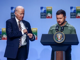 Biden wprawił w osłupienie zebranych na ostatnim corocznym szczycie NATO, które odbyło się w tym roku na Litwie, odmawiając nakreślenia jasnej ścieżki przystąpienia Ukrainy do NATO. Ukraiński prezydent Władimir Zełenski skrytykował tę postawę jako chowanie głowy w piasek - mówi Steve Forbes