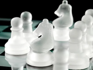 Kozzi-chess_pawn_and_chess_knight_on_board-883x588 szachy szachownica strategie
