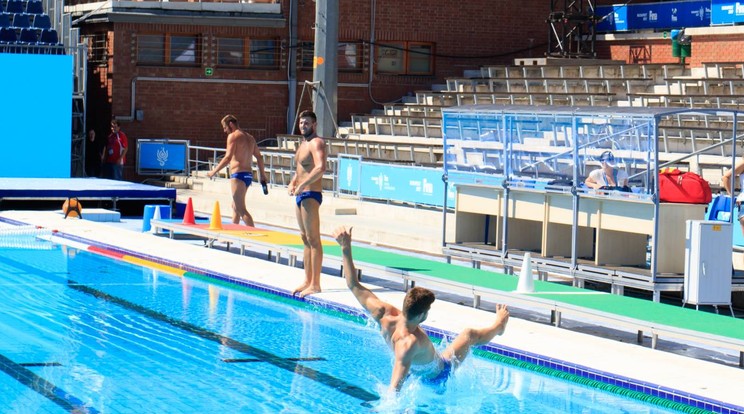 A pólóválogatott tagjai népszerűek a japán hölgyek körében is /Fotó: waterpolo.hu