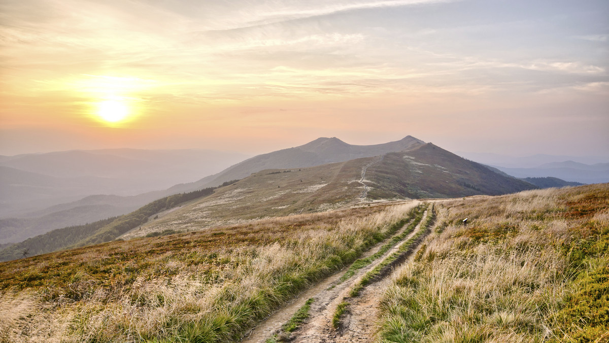 Od czasów, gdy w Bieszczady ściągali pierwsi powojenni osadnicy, a nawet od epoki poszukiwaczy wolności z lat 70., wiele się tu zmieniło. Czasy kowbojskiej fantazji odchodzą powoli w zapomnienie. Pojawiły się komfortowe pensjonaty, eleganckie restauracje, sklepy czynne przez całą dobę. Ale jedno pozostaje niezmienne. Bieszczady to wciąż piękne i dzikie góry.