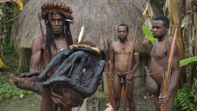 "Wędzenie ciał" - budzący grozę rytuał plemienia Dani w Indonezji