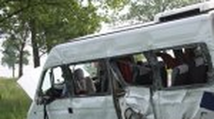 Buszbaleset: Még lélegeztetőgépen a sérült lány