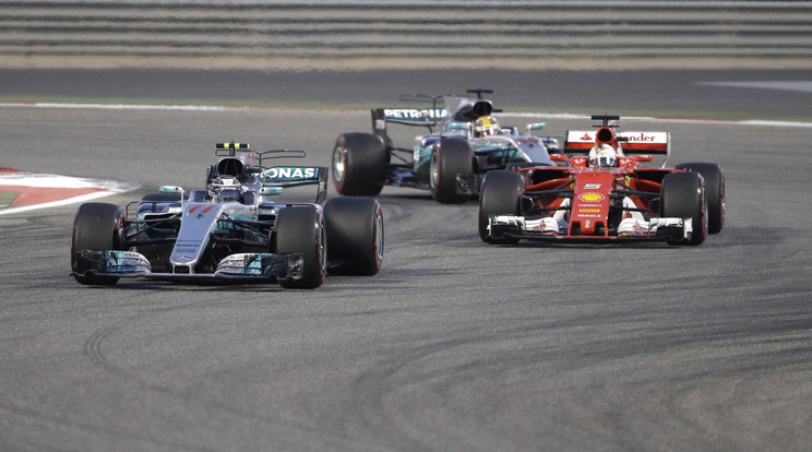 Az elején még Bottas (elöl) állt az élen, a végén azonban Vettel (jobbra) örülhetett /Fotó: MTI