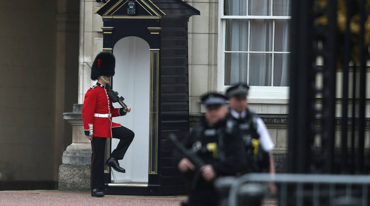 Fegyveres őrök a Buckingham-palotánál, csütörtök reggel / Fotó: AFP