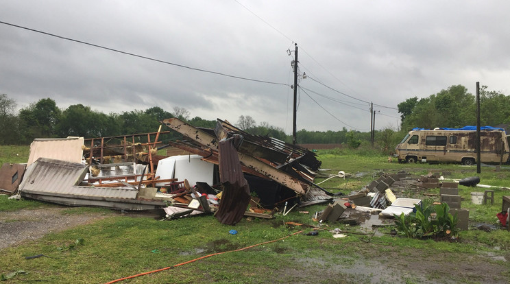 Szélviharban megsemmisült lakókonténer maradványa, amelyben egy nő és hároméves gyermeke szörnyethalt a Louisiana állambeli Breaux Bridge-ben / Fotó:MTI