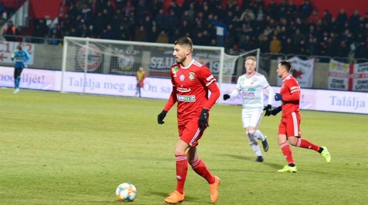 Gheorghe Grozav bukaresti játékosként hibázott, kisvárdaiként belőtte a 11-est / Fotó: Kisvárda