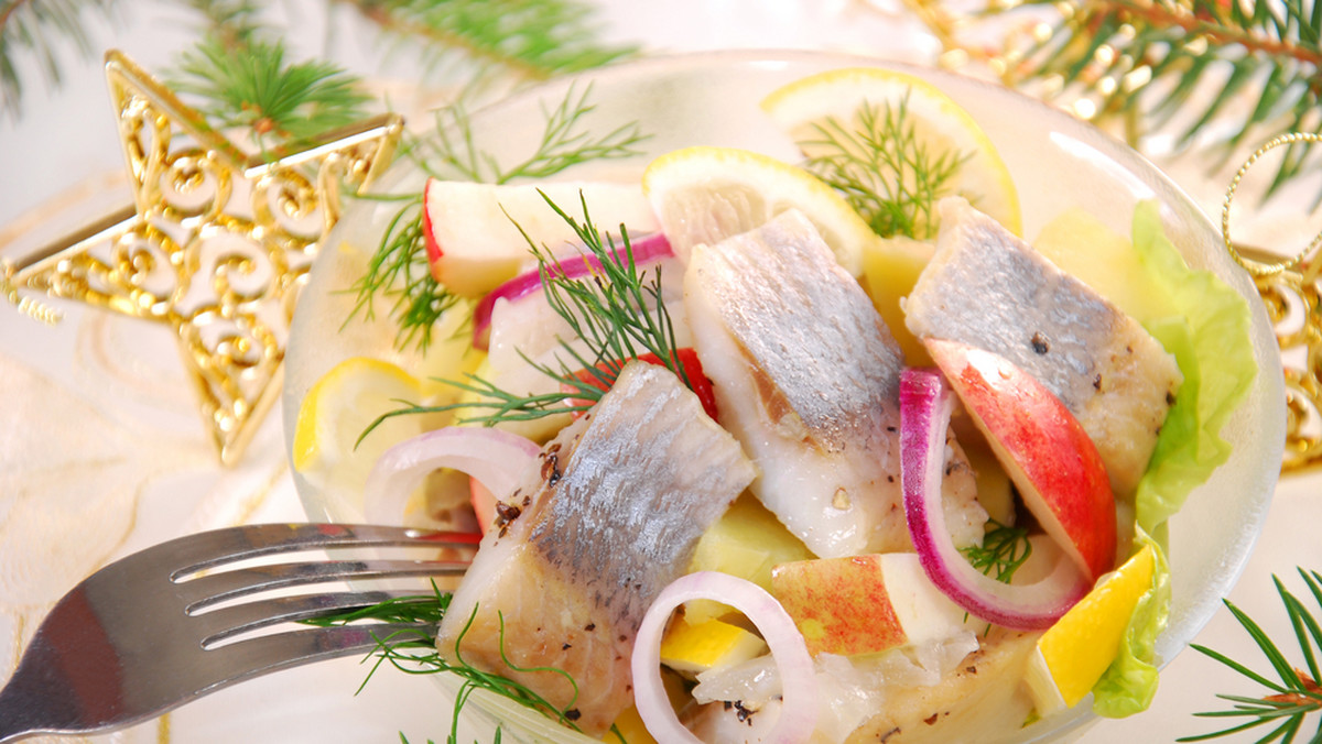 Trudno wyobrazić sobie polską Wigilię bez ryby, to podstawa świątecznej kuchni. W każdym domu na wigilijnym stole pojawia się zawsze karp w wielu kulinarnych odsłonach, ale na karpiu świat się nie kończy. Czy można zastąpić tradycyjnego karpia innymi rybami? To pytanie zadają sobie ci, którzy nie przepadają za tą tradycyjną świąteczną rybą. Zaskocz swoich bliskich i wypróbuj nasze propozycje na wyśmienite dania rybne. Sprawdź, które ryby warto przyrządzić na święta Bożego Narodzenia.