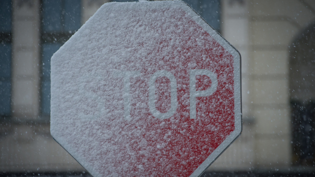 Dzisiaj po południu w Płocku (Mazowieckie) i regionie nastąpi spadek temperatury powietrza i gruntu poniżej 0 st. C, co po opadach deszczu spowoduje zamarzanie mokrych nawierzchni dróg - poinformował płocki Urząd Miasta.