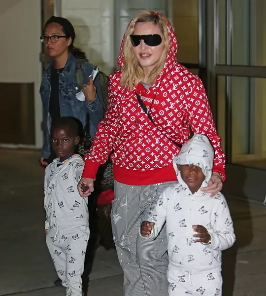 Madonna na lotnisku w hoodie Louis Vuitton x Supreme