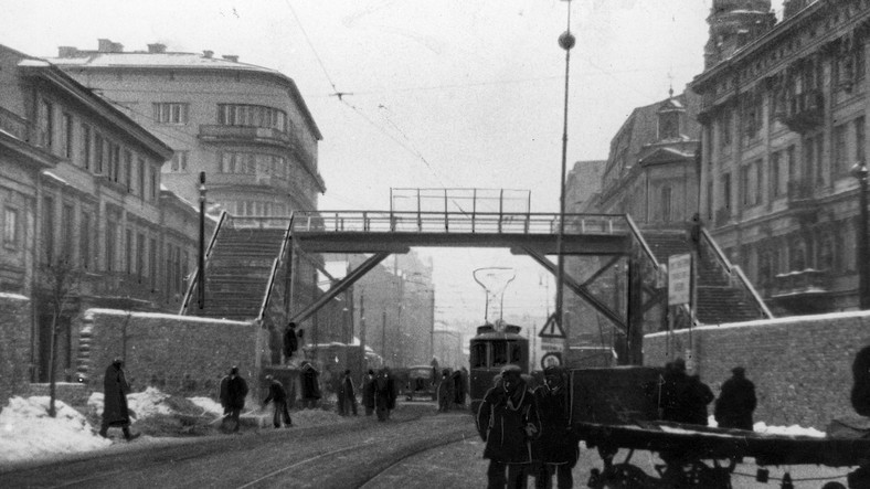 Most nad ul. Chłodną łączący dwie części getta, 1942 r.