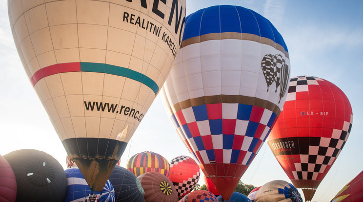 A versenyzők hőlégballonjai a start előtti felfúvódáskor szinte összepréselődtek /Fotó: MTI/ Újvári Sándor