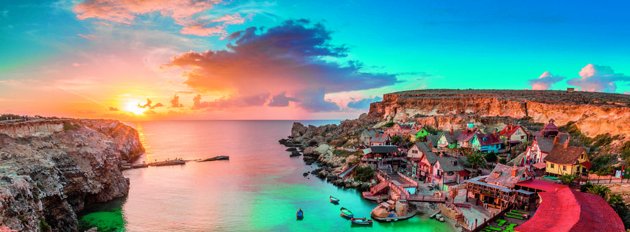 Zatoka Kotwicy (ang. Anchor Bay) na Malcie słynie m.in. z filmowej wioski – parku rozrywki.