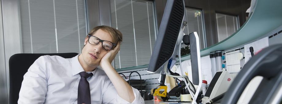 Chroniczne zmęczenie w pracy dotyka coraz większej liczby Polaków. Jak sobie z nim radzić?