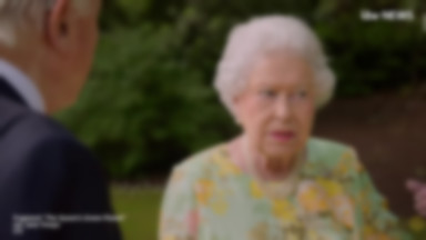 Królowa Elżbieta żartuje z Trumpa
