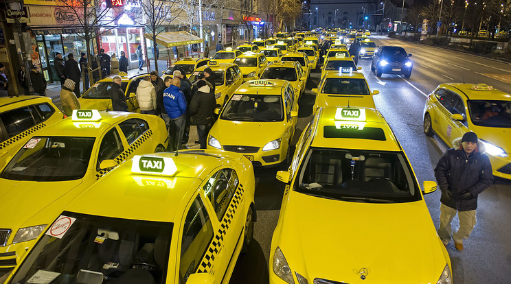 Mintegy 100-120 taxis demonstrál a belvárosban /Fotó:MTI-Lakatos Péter