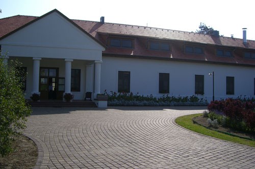 A Blikk cikke szerint a gyönyörű épületben báró lubellei Lipthay Béla, a híres lepidopterológus, azaz lepkész élt 1863-tól egészen 1920-ig. 