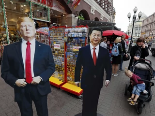 Kartonowe postaci przedstawiające prezydentów Donalda Trumpa i Xi Jinpinga. Moskwa, wrzesień 2018 r.