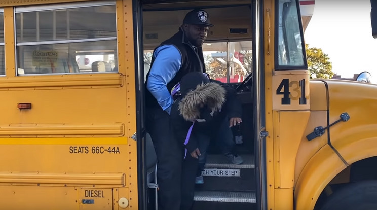 Ledobták a gyereket a buszról, de később kiderült, miért / Fotó: YouTube