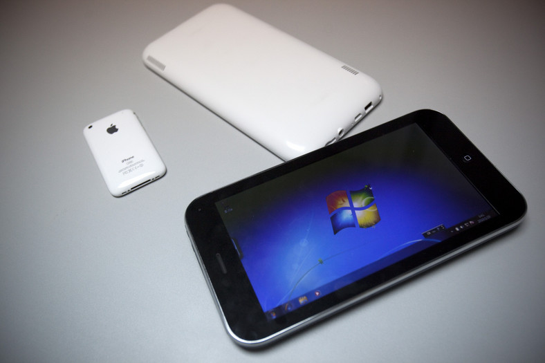 Tablet firmy THD Shenzhen Thread Technology stworzony na wzór iPada. Po lewej iPhone