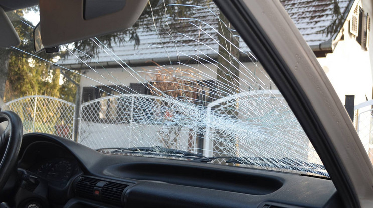 A szélvédő sem bírta ki / Fotó: police.hu