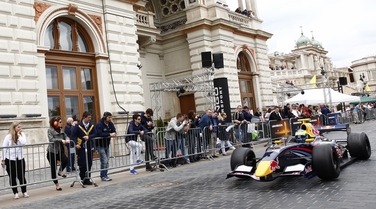 Két világbajnok autó, valamint a Mercedes finn pilótája, Valtteri Bottas és a Red Bull ausztrálja, Daniel Ricciardo is száguld /Fotó: Fuszek Gábor