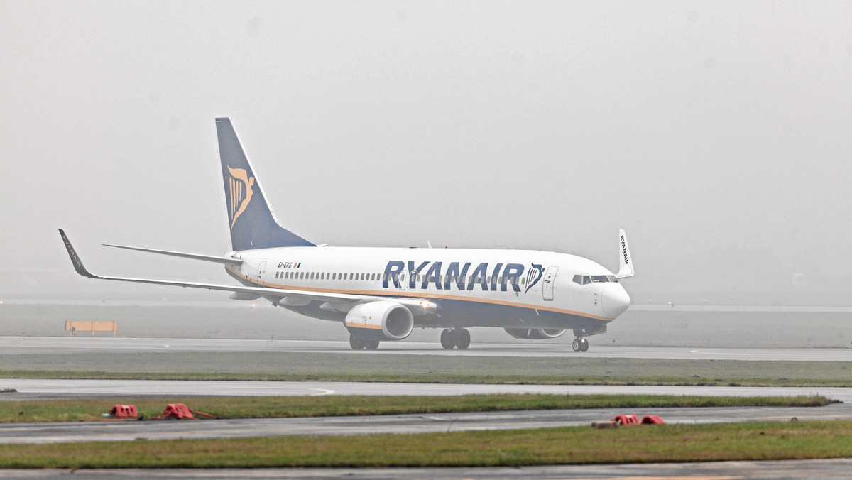 Ryanair planował zwiększyć od kwietnia liczbę lotów z i na lotnisko w Stansted. Jednak w związku ze wzrostem opłat lotniskowych, zdecydował się zamiast tego zlikwidować 170 lotów na 43 trasach.