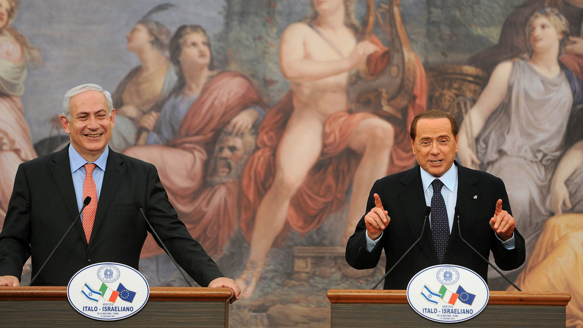 Silvio Berlusconi właśnie poniósł klęskę w ogólnonarodowym referendum. Premiera Włoch nie opuszcza jednak dobry humor. Podczas konferencji w czasie wizyty w Rzymie premiera Izraela Benjamina Netanyahu z właściwą sobie manierą zażartował - czytamy w serwisie kp.ru.