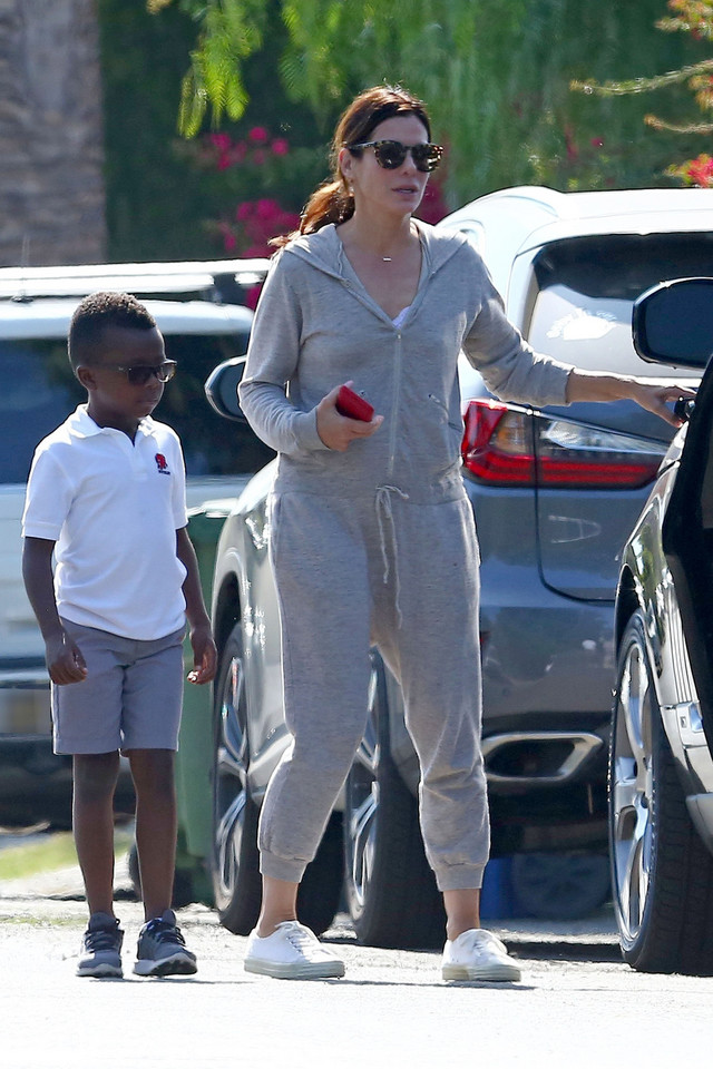 Sandra Bullock na spacerze z synem