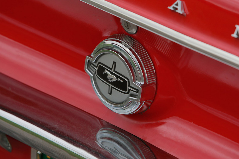 Ford Mustang I kontra Mustang V: klub koni mechanicznych