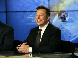 Elon Musk jest piątym centi-miliarderem na świecie, a także numerem pięć na globalnej liście najbogatszych „Forbesa”. Jego wartość netto to 102,9 mld dol. i szybkimi krokami zbliża się do Marka Zuckerberga, którego majątek wynosi 107,6 mld dol.