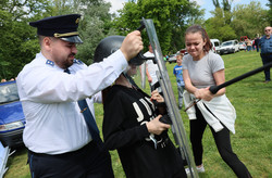 A fiatalok felpróbálhatták a rendőrök egyenruháit és egyéb felszereléseiket / Fotó: Fuszek Gábor