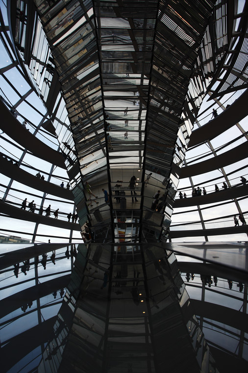 Niemiecka gospodarka rosła w drugiej połowie tego roku najszybciej od czasu zjednoczenia Niemiec, osiągając jeden z najwyższych wzrostów gospodarczych w Europie. Na zdj. turyści zwiedzający kopułę nad niemieckim parlamentem – Reichstagiem w Berlinie. 11. sierpnia 2010.