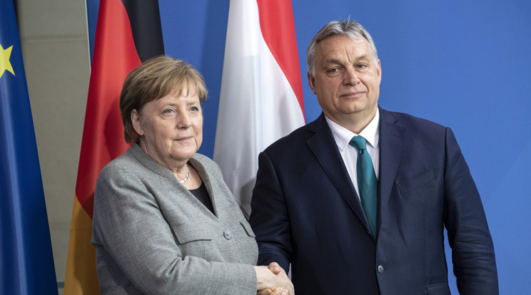 Angela Merkel és Orbán Viktor miniszterelnök kezet fog Berlinben, a kancellári hivatalban 2020. február 10-én / Fotó: MTI/Szigetváry Zsolt