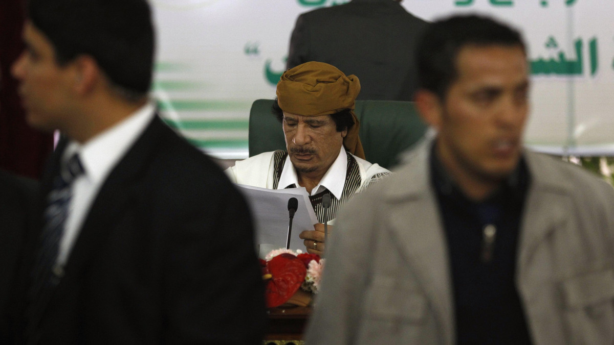 Libijski przywódca Muammar Kaddafi w nadanym dzisiaj rano wywiadzie dla telewizji France 24 oskarżył Francję o ingerencję w wewnętrzne sprawy jego kraju i powtórzył oskarżenia wobec Al-Kaidy. Dodał, że w Libii trwa "spisek" i mówił o obecności "uzbrojonych ekstremistów", "frakcji" i "uśpionych komórek" Al-Kaidy, które "chwyciły za broń przeciwko policji i wojsku".