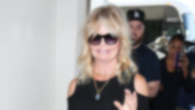 Goldie Hawn w rockowym stylu na lotnisku. Wygląda na 71 lat?!