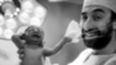 Noworodek ściągnął ginekologowi maseczkę zaraz po narodzinach. Niesamowite zdjęcie